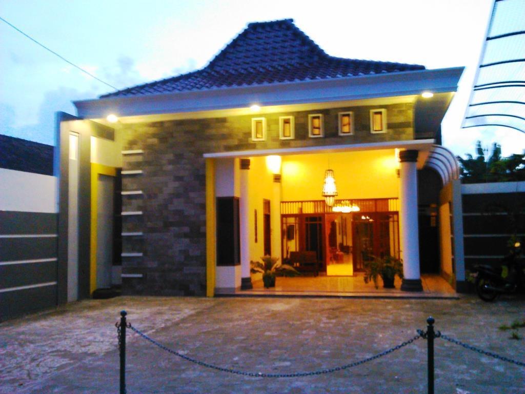 Griya Putri Dewi Guesthouse Yogyakarta Exterior foto