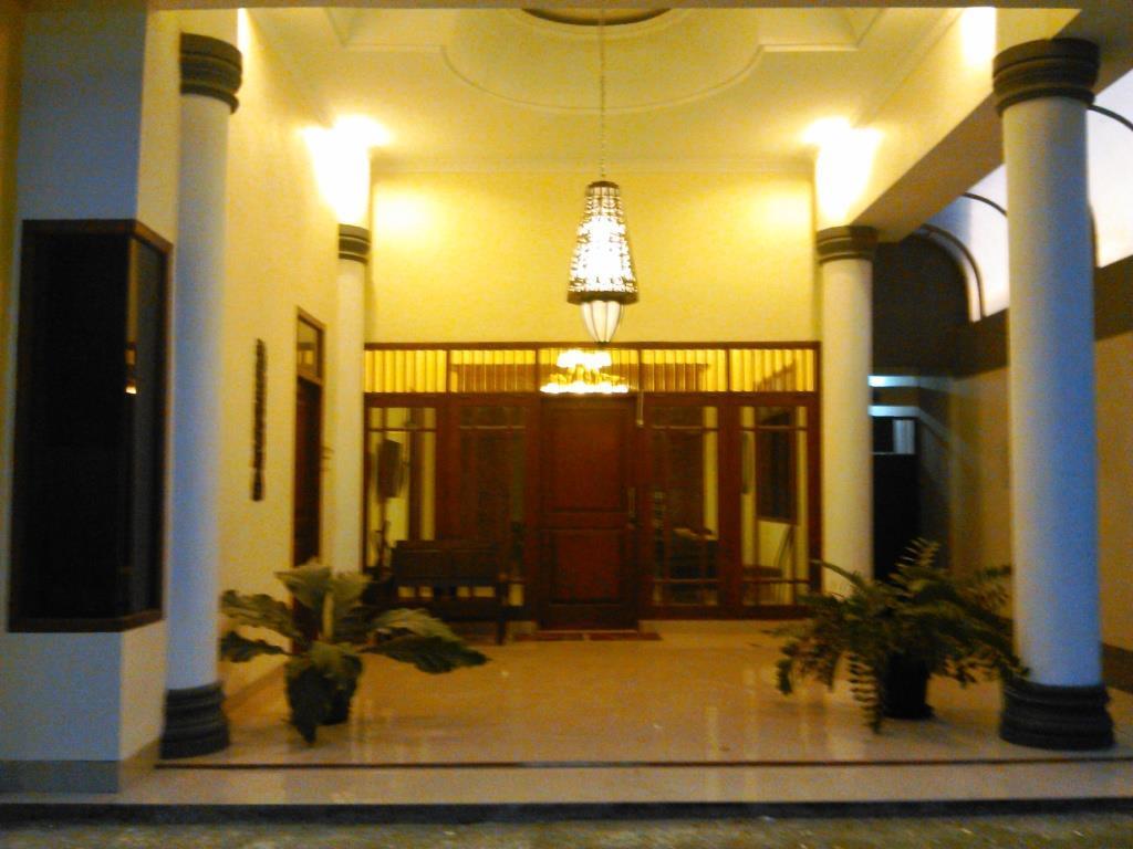 Griya Putri Dewi Guesthouse Yogyakarta Exterior foto