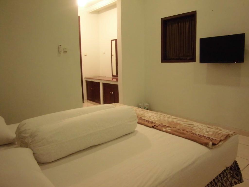 Griya Putri Dewi Guesthouse Yogyakarta Exterior foto