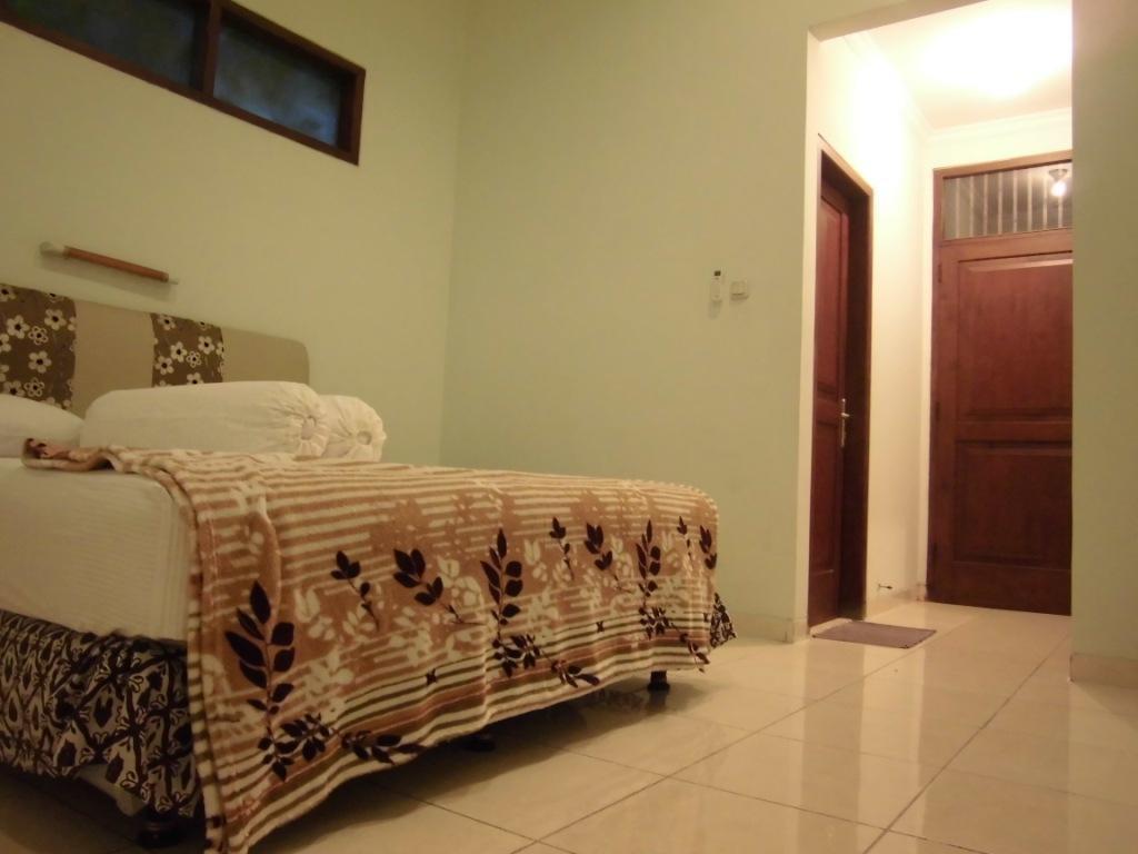 Griya Putri Dewi Guesthouse Yogyakarta Exterior foto