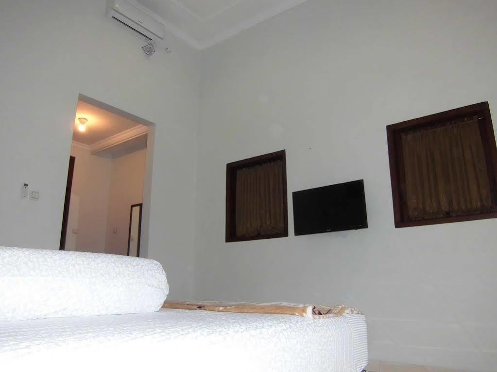 Griya Putri Dewi Guesthouse Yogyakarta Exterior foto