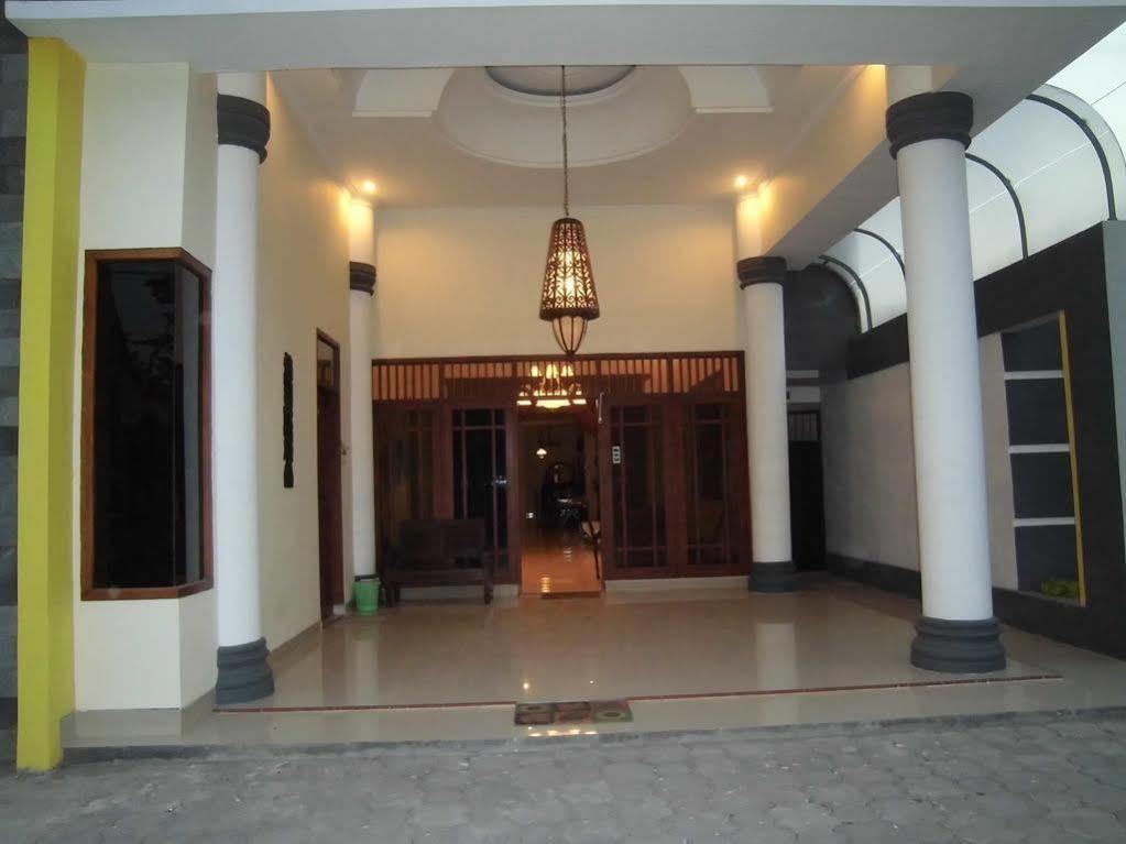 Griya Putri Dewi Guesthouse Yogyakarta Exterior foto