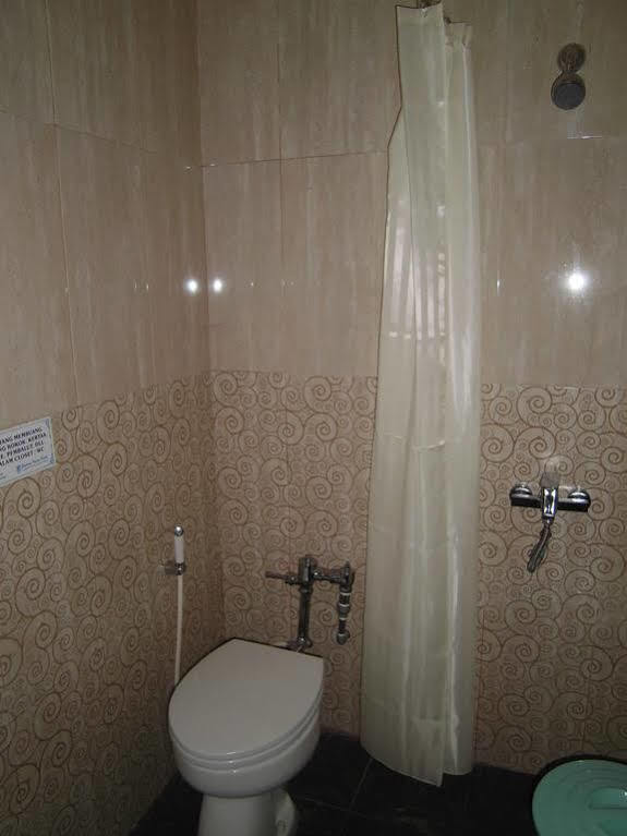 Griya Putri Dewi Guesthouse Yogyakarta Exterior foto