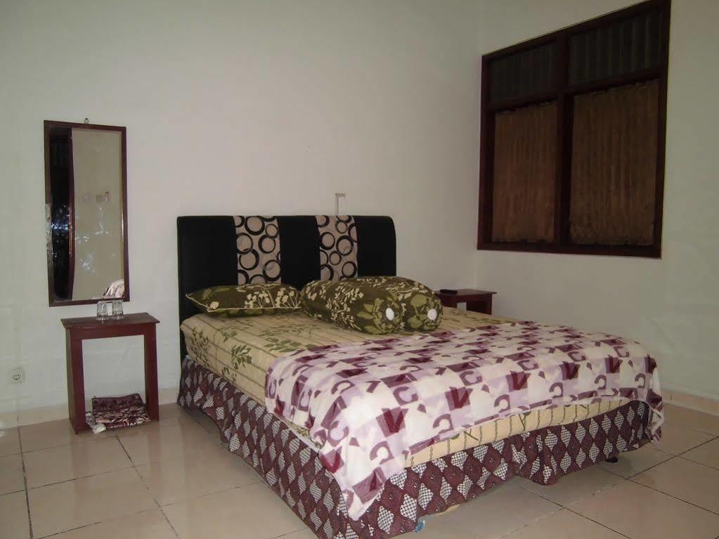 Griya Putri Dewi Guesthouse Yogyakarta Exterior foto