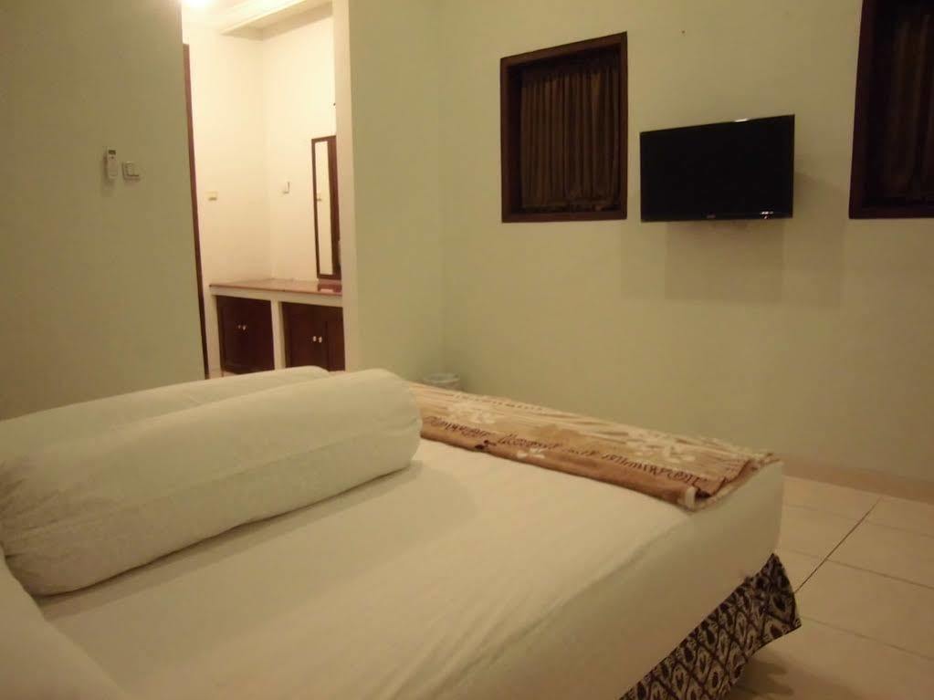 Griya Putri Dewi Guesthouse Yogyakarta Exterior foto