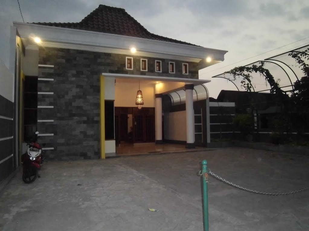 Griya Putri Dewi Guesthouse Yogyakarta Exterior foto