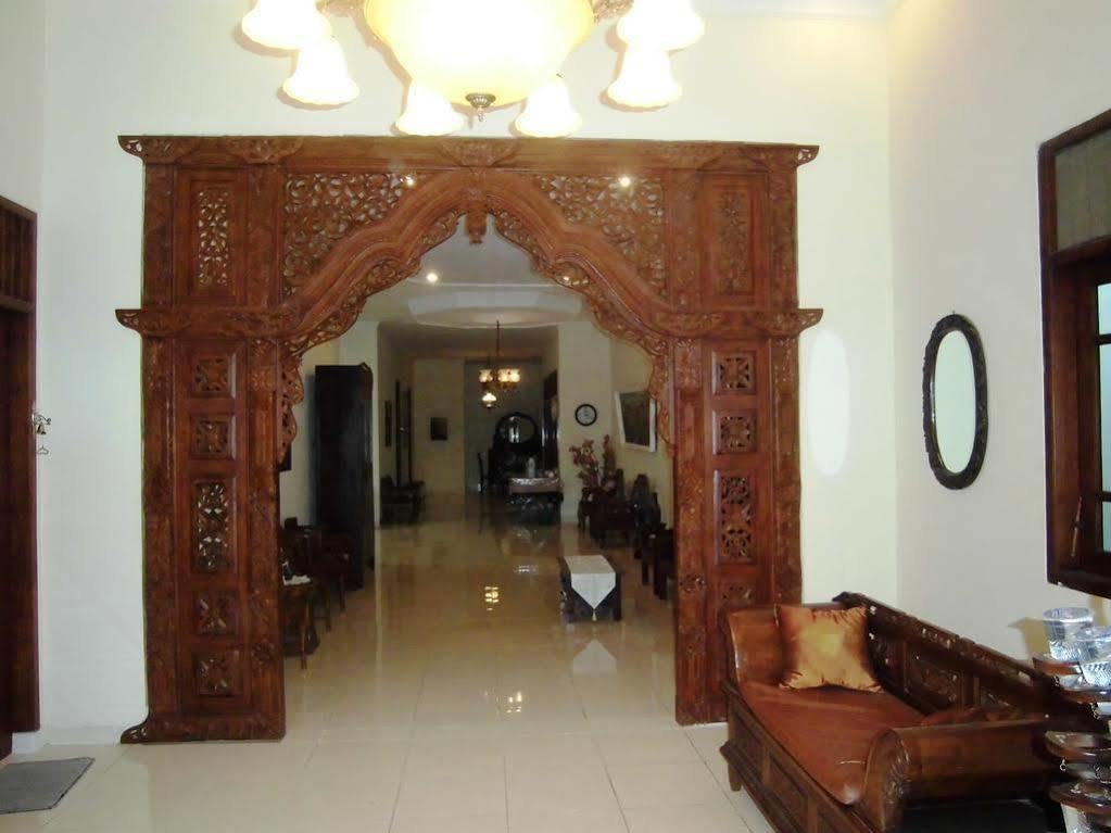 Griya Putri Dewi Guesthouse Yogyakarta Exterior foto